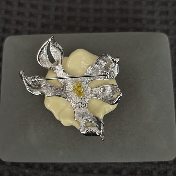 Nolan Miller Lara Brooch - The Glamour Collection - Picture 5 of 5